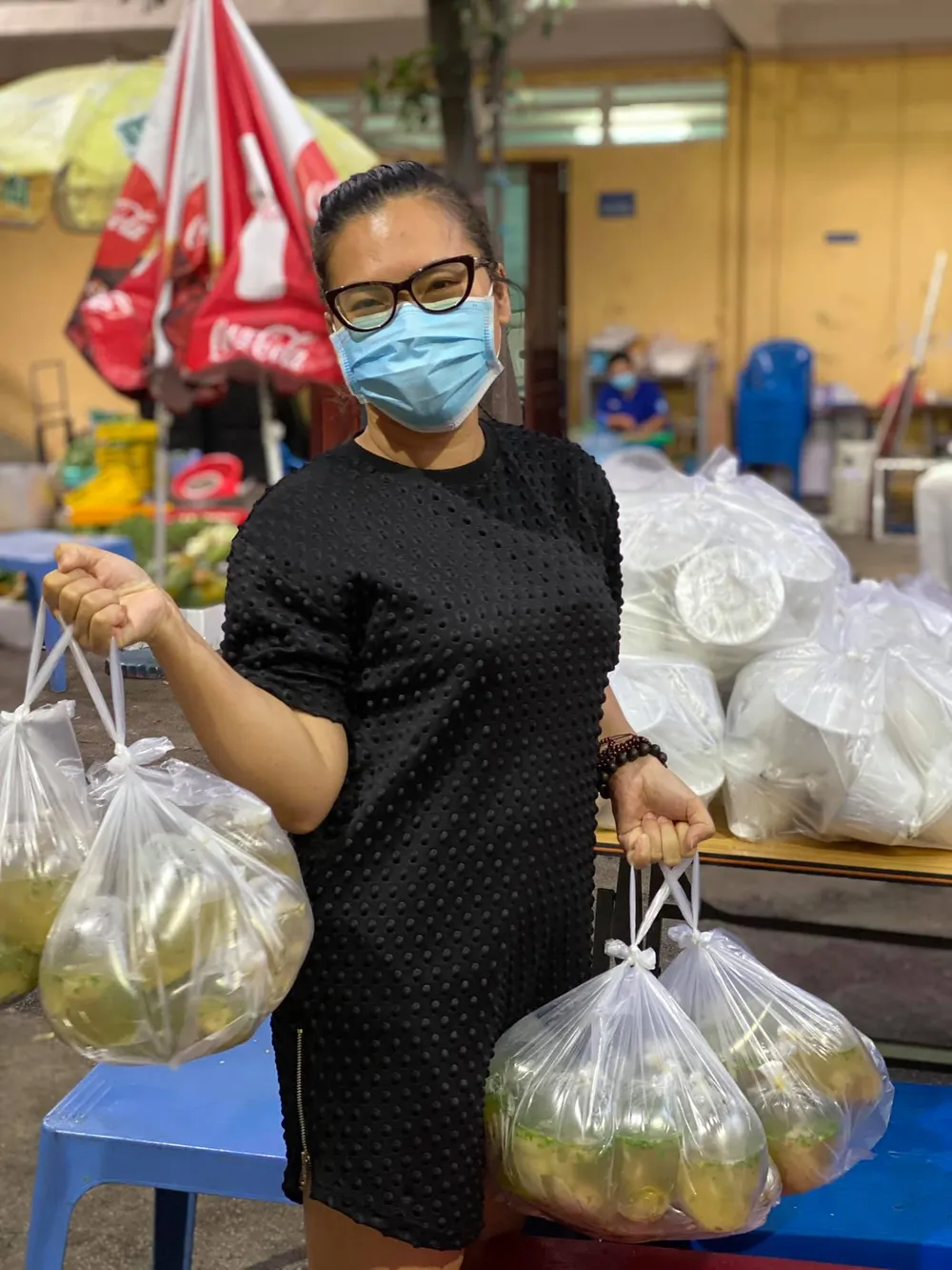 Mai Phương Thúy giản dị cùng nghệ sĩ làm tình nguyện viên chống dịch ảnh 6