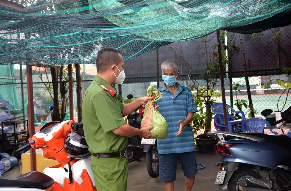 ‘Xóm trọ khách sạn’ vui mừng khi được chú bộ đội tặng trứng gà ảnh 5