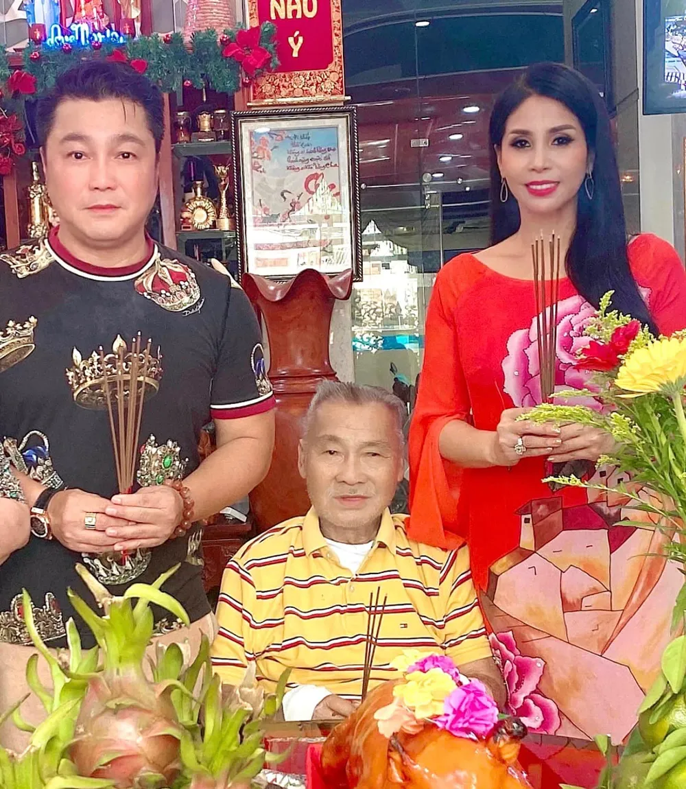 Lý Hùng, Lý Hương và bố cố NSND Lý Huỳnh cúng Tổ nghề tại nhà. Ảnh tư liệu. Lý Hùng, Lý Hương và bố cố NSND Lý Huỳnh cúng Tổ nghề tại nhà. Ảnh tư liệu.