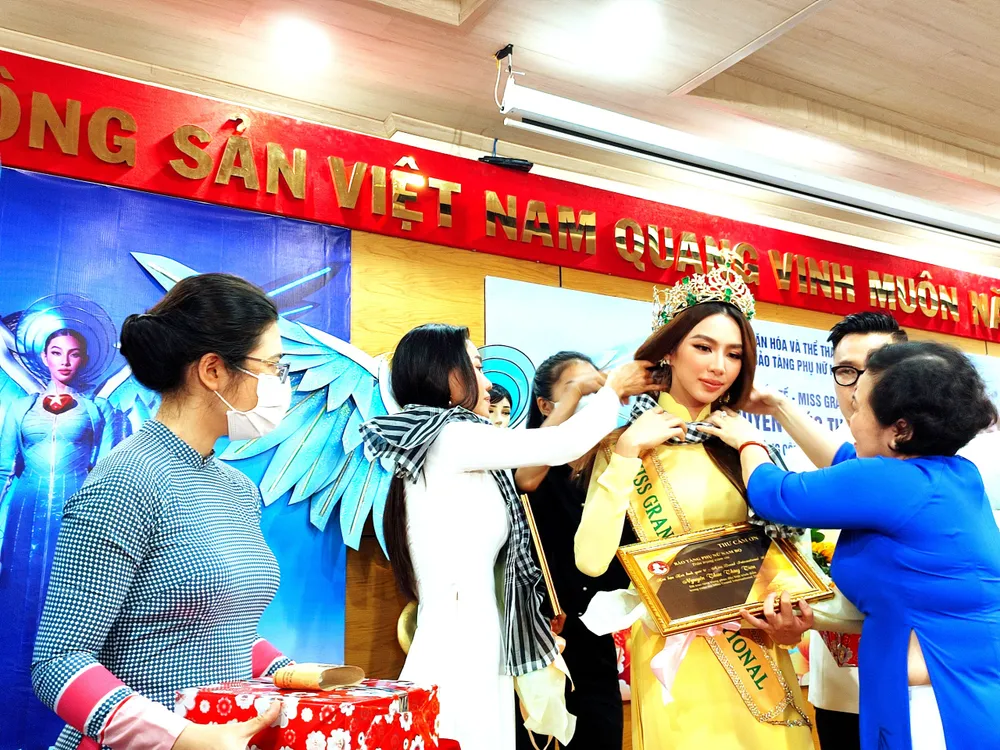 Hoa hậu Thùy Tiên trao tặng 4 bộ trang phục cho Bảo tàng Phụ nữ Nam Bộ ảnh 6 Hoa hậu Thùy Tiên trao tặng 4 bộ trang phục cho Bảo tàng Phụ nữ Nam Bộ ảnh 6