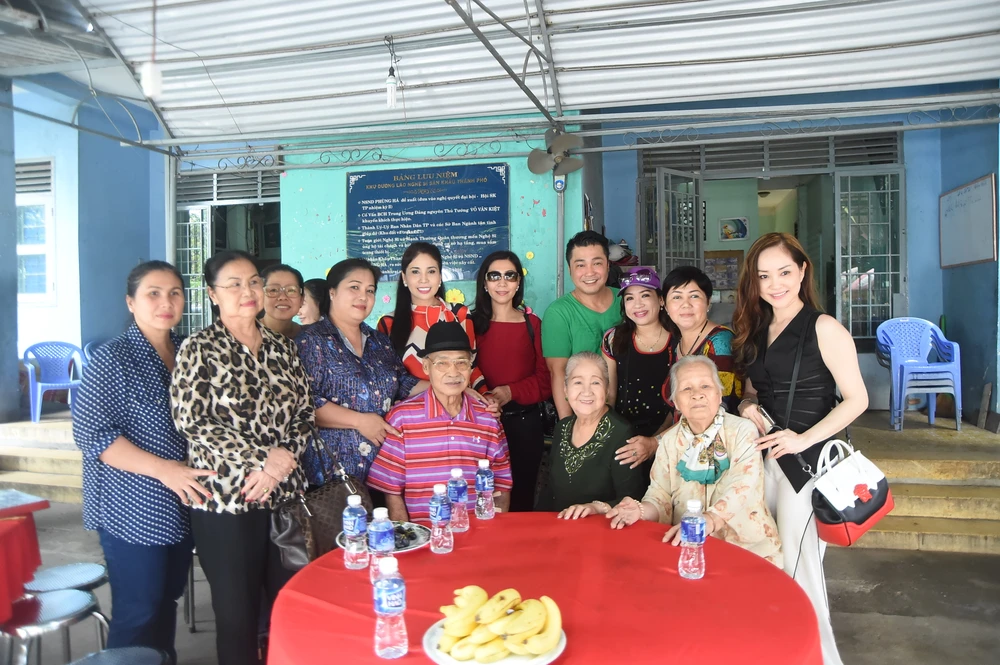 Gia đình Lý Hùng, Lý Hương chúc Tết nghệ sĩ gạo cội ở viện dưỡng lão nghệ sĩ ảnh 5