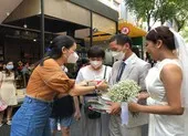 Giới trẻ Sài Gòn háo hức với ‘Toa tàu tương lai’ rực rỡ ở Đường sách ảnh 5 Đám cưới đặc biệt ở TP.HCM: Chỉ nhận sách, không nhận phong bì