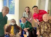 Nghệ sĩ hải ngoại rưng rưng nhớ thương Tết cổ truyền ảnh 3 Gia đình Lý Hùng, Lý Hương chúc Tết nghệ sĩ gạo cội ở viện dưỡng lão nghệ sĩ