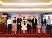 NXB Đại học Cambridge tham gia biên soạn sách giáo khoa tiếng Anh tại Việt Nam ảnh 3 Nhiều phụ huynh 'bơi' để tìm sách song ngữ cho con ở TP.HCM