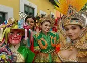 Hoa hậu Đỗ Hà mặc áo dài hoạ tiết rau má về thăm quê nhà Thanh Hoá ảnh 12 Có một Hoa hậu Đỗ Thị Hà ấm áp, kiên cường tại Miss World