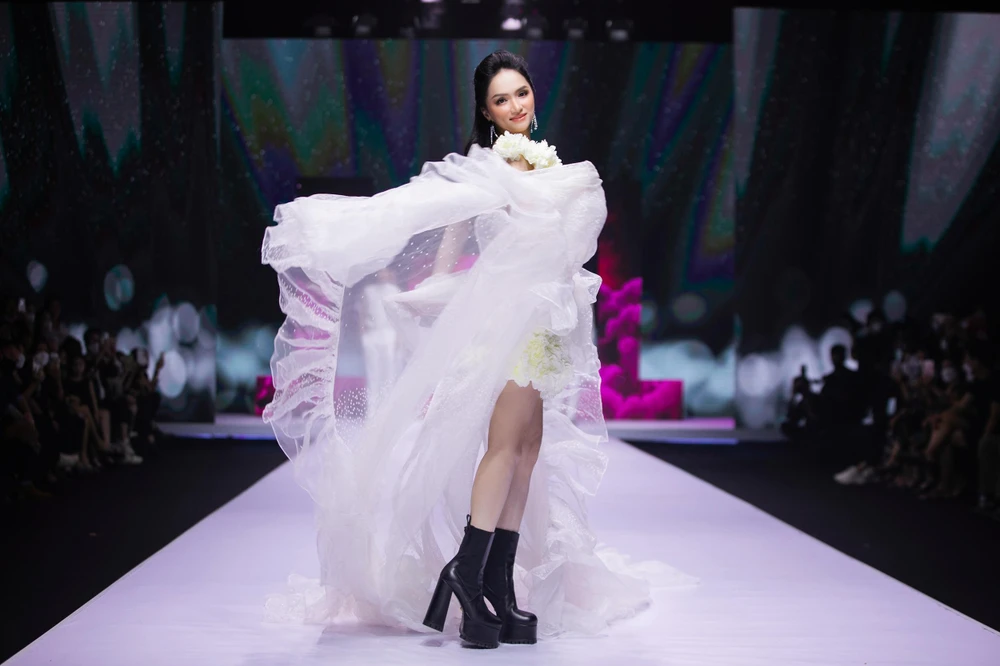 Hoa hậu Hương Giang xuất hiện rạng rỡ tinh khôi tại Tuần lễ thời trang trẻ em. Ảnh: Team Kiếng Cận