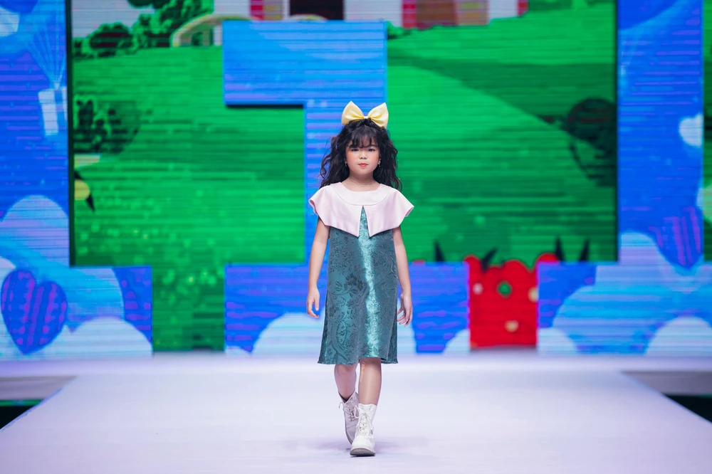 Tiểu công chúa Huỳnh Thanh Như tự tin trên sân khấu