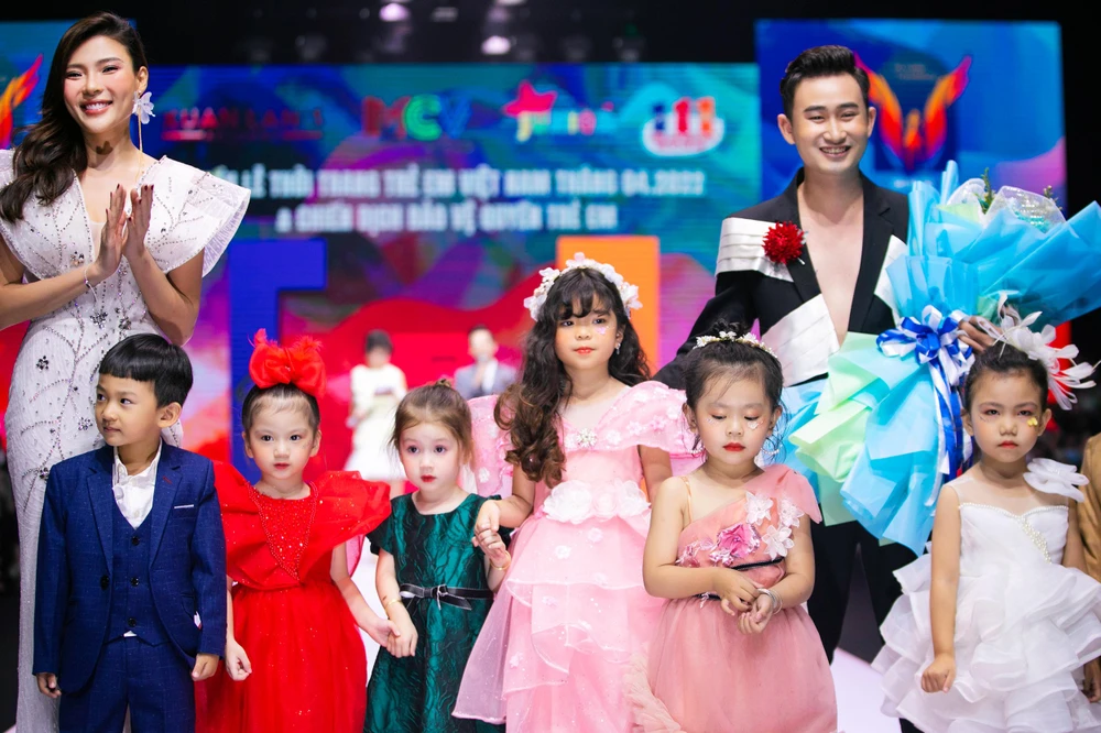 Diễn viên Thúy Diễm và con trai Bảo Bảo tạo sự chú ý khi bước đi khá ngọt trên sàn diễn thời trang