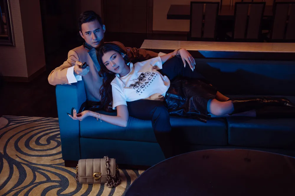 Trong bộ ảnh này Lương Thế Thành trẻ trung, lịch lãm qua các bộ vest của Hiệp Henry và Lương Nghệ Kỳ. Thúy Diễm gợi cảm diện các trang phục của các nhà thiết kế nổi tiếng như Lê Thanh Hòa, Trần Hùng, Coach.