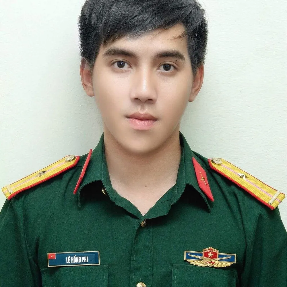 Ca sĩ Lê Hồng Phi từng có thời gian công tác tại Đoàn văn công Quân khu 1. Ảnh: NVCC