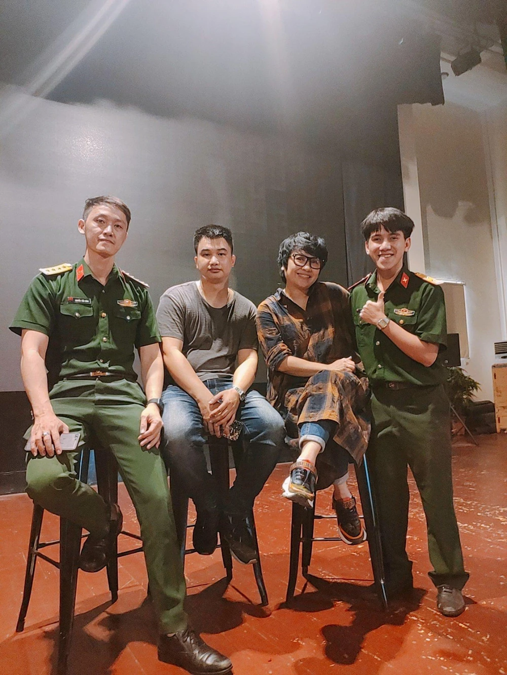 Lê Hồng Phi vui vẻ bên các đồng đội. Ảnh: NVCC