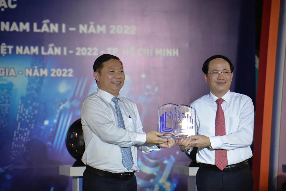 Tặng biểu trưng Ngày sách và Văn hoá đọc Việt Nam cho Bộ Thông tin và Truyền thông