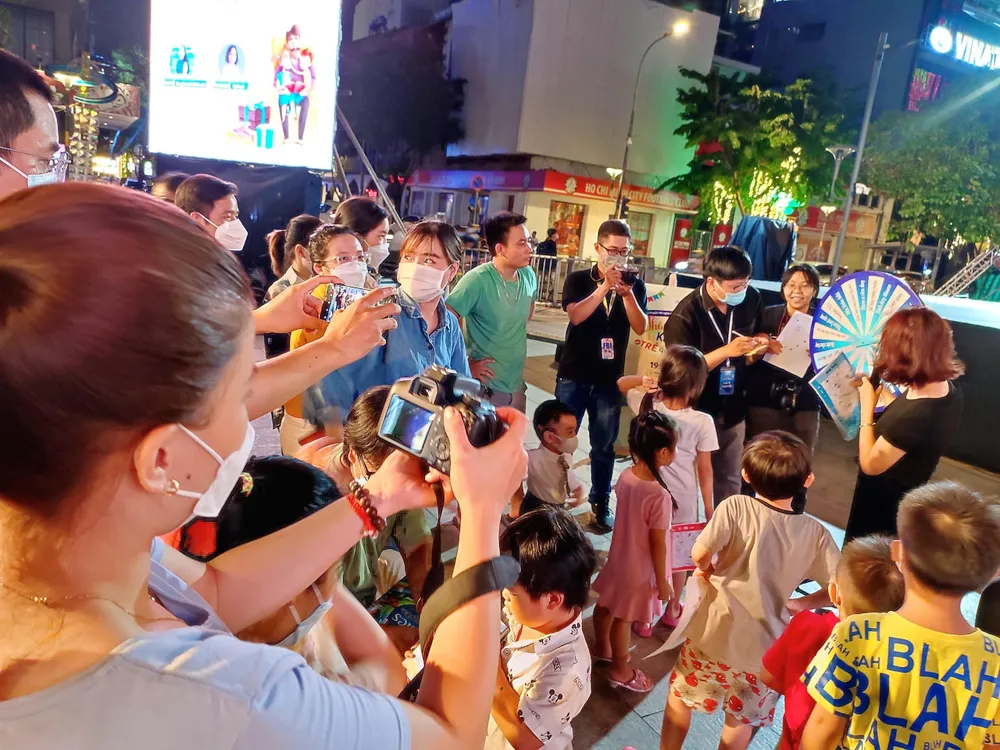 Các con chơi trò chơi và nhận về những phần quà nhỏ xinh, thú vị. Ảnh: NGUYỄN TRÀ