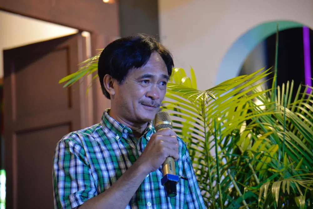 Nhà thơ Phan Hoàng chia sẻ tại buổi giao lưu.