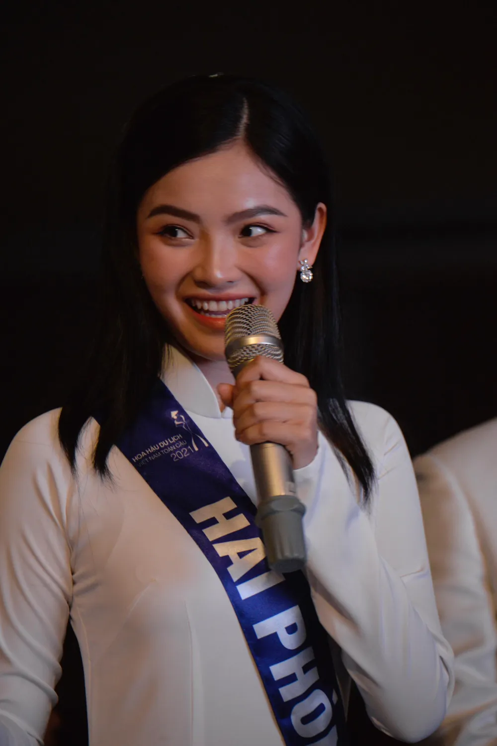 Khoảnh khắc tinh nghịch khi trả lời của cô gái Hải Phòng Tuyết Mai.