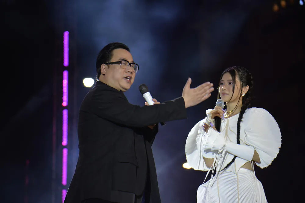 MC Tùng LEO trò chuyện cùng Hoàng Yến Chibi. Ảnh: NGUYỄN TRÀ MC Tùng LEO trò chuyện cùng Hoàng Yến Chibi. Ảnh: NGUYỄN TRÀ