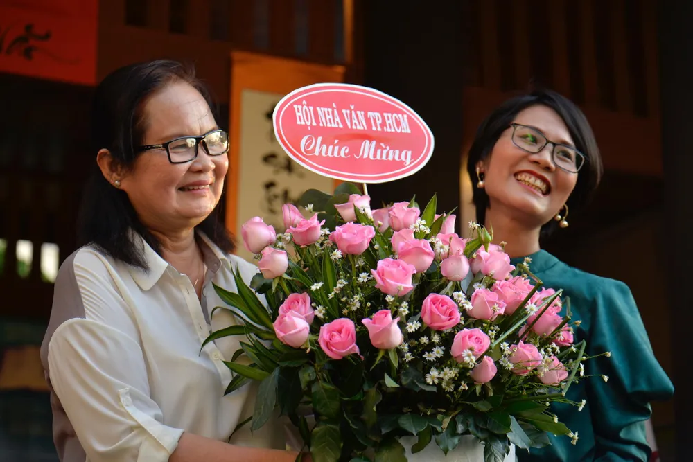 Nhà văn Bích ngân (Chủ tịch Hội nhà văn TP.HCM) đến chúc mừng nhà văn Phương Huyền. Ảnh: NGUYỄN TRÀ