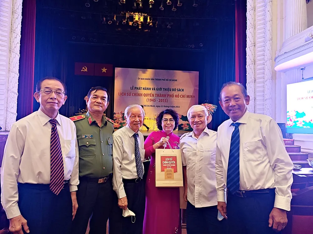 Xúc động lễ ra mắt bộ sách 'Lịch sử chính quyền TP.HCM' giai đoạn 1945-2015 ảnh 1 Xúc động lễ ra mắt bộ sách 'Lịch sử chính quyền TP.HCM' giai đoạn 1945-2015 ảnh 1