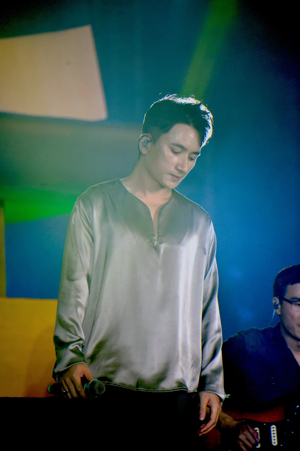 Phan Mạnh Quỳnh mở đầu đêm nhạc phim chuyển thể từ văn học. Ảnh: NGUYỄN TRÀ Phan Mạnh Quỳnh mở đầu đêm nhạc phim chuyển thể từ văn học. Ảnh: NGUYỄN TRÀ