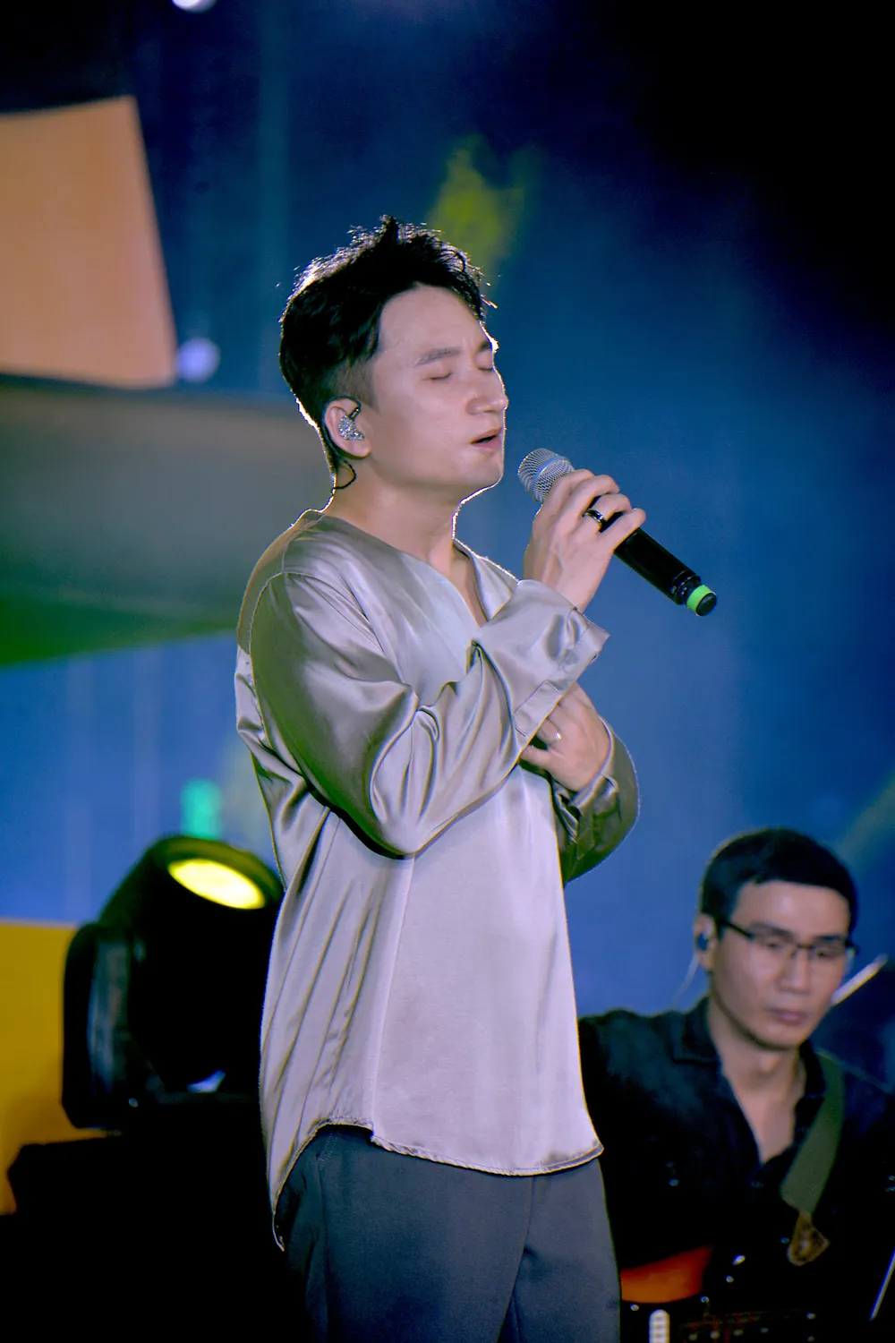 Chàng ca nhạc sĩ xứ Nghệ xuất hiện chân phương và thu hút khán giả bằng giọng hát truyền cảm, nội lực. Ảnh: NGUYỄN TRÀ Chàng ca nhạc sĩ xứ Nghệ xuất hiện chân phương và thu hút khán giả bằng giọng hát truyền cảm, nội lực. Ảnh: NGUYỄN TRÀ