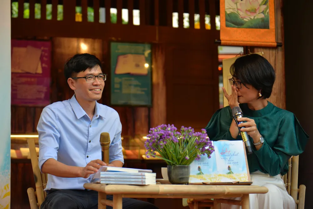 Nhà văn Phương Huyền khóc trước tình cảm của các bạn văn đến vui cùng cô. Ảnh: NGUYỄN TRÀ