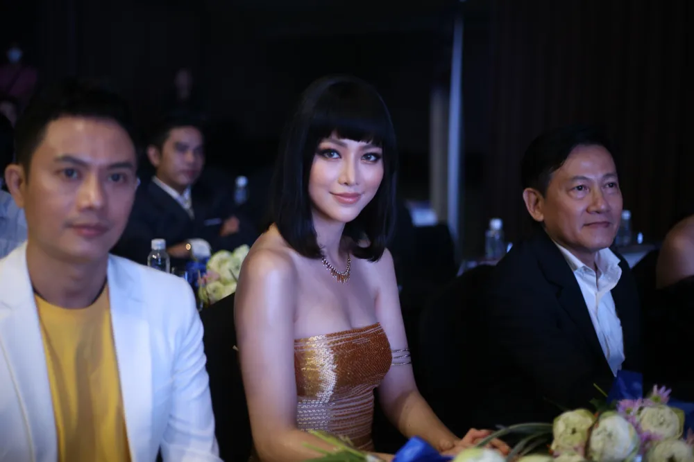 Nữ sinh Ngoại thương ‘bắn’ 2 ngoại ngữ tại họp báo Hoa hậu Du lịch ảnh 4