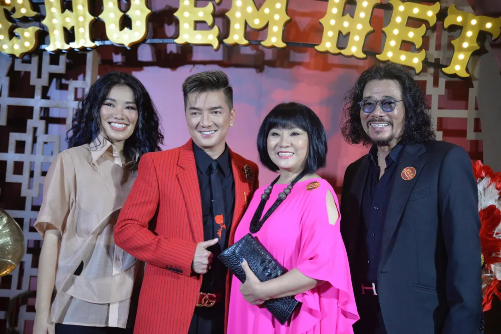 Gia đình ca sĩ Cẩm Vân đến từ rất sớm và ở lại cùng Đàm Vĩnh Hưng đến khi kết thúc buổi tiệc. Ảnh: NGUYỄN TRÀ