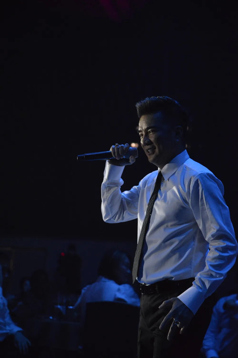 Giọng ca &quot;Xin lỗi tình yêu&quot; chia sẻ những câu chuyện cùng bạn bè thân thiết. Ảnh: NGUYỄN TRÀ