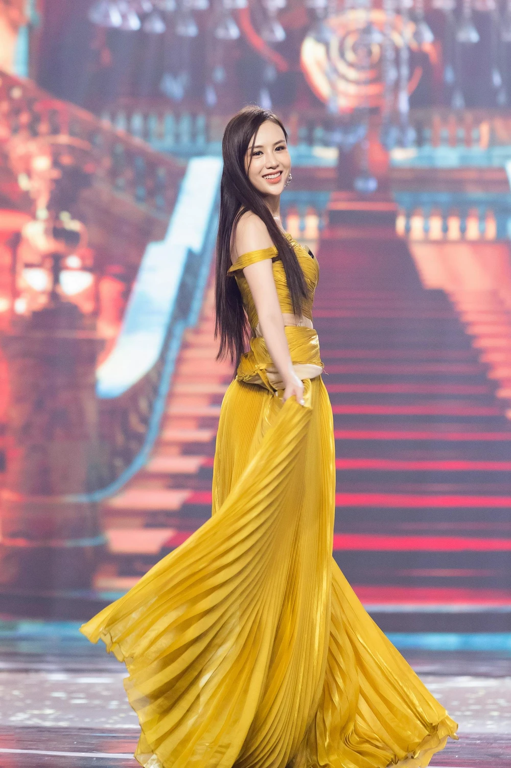 Nhiều ứng viên chọn váy xẻ tà, đính kết độc đáo mang lại hiệu ứng thị giác khi trình diễn