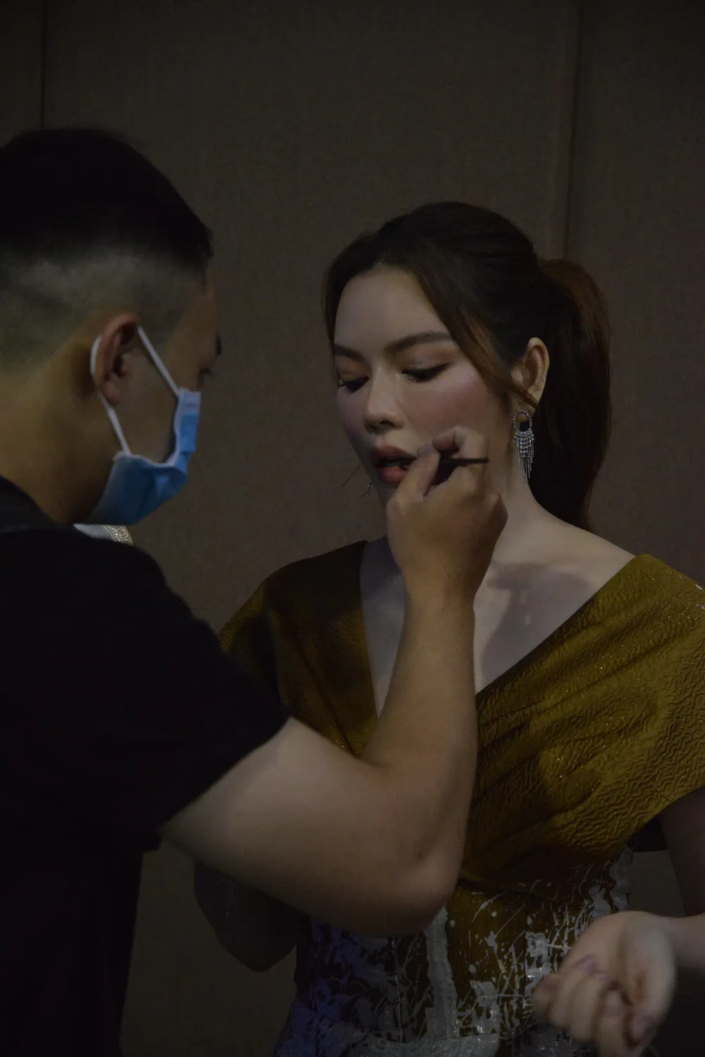 Lý Nhã Kỳ chuẩn bị trước giờ họp báo ra mắt. Ảnh: NGUYỄN TRÀ