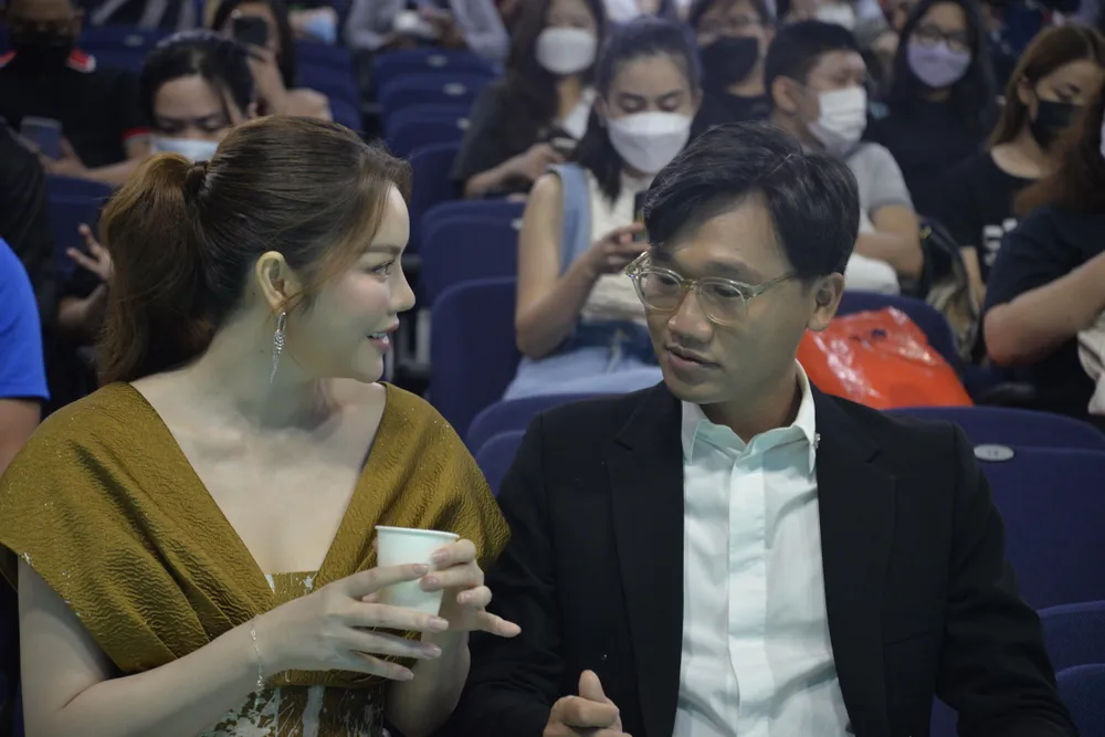 Lý Nhã Kỳ thân thiết bên diễn viên Xuân Nghị. Trong bộ phim này, Xuân Nghị vào vai em trai của Quang Kha (tài tử Han Jae Suk thủ vai)