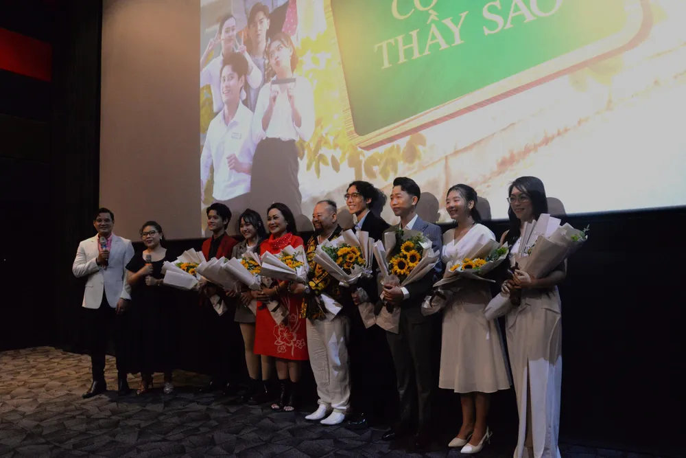 Đoàn phim 'Cô lầy thầy sao' giao lưu cùng báo chí. Ảnh: NGUYỄN TRÀ Đoàn phim 'Cô lầy thầy sao' giao lưu cùng báo chí. Ảnh: NGUYỄN TRÀ