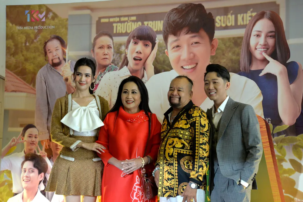 Hoa hậu Phan Thị Mơ rạng rỡ đến chúc mừng ê-kíp 'Cô lầy thầy sao'. Ảnh: NGUYỄN TRÀ Hoa hậu Phan Thị Mơ rạng rỡ đến chúc mừng ê-kíp 'Cô lầy thầy sao'. Ảnh: NGUYỄN TRÀ