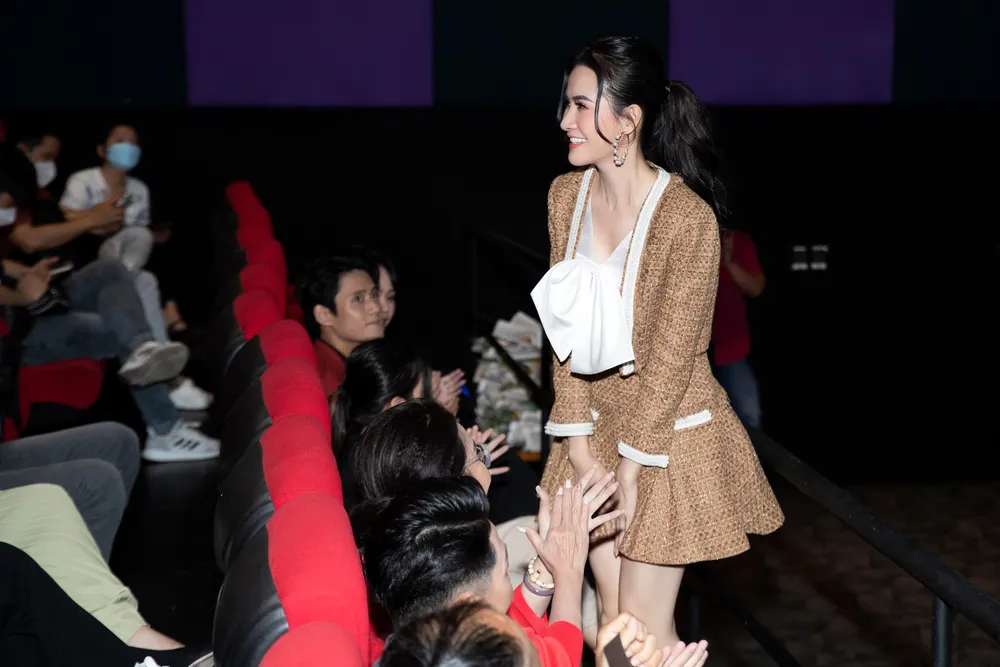 Người đẹp Tiền Giang chào khán giả và báo chí. Ảnh: BÌNH NGUYÊN Người đẹp Tiền Giang chào khán giả và báo chí. Ảnh: BÌNH NGUYÊN