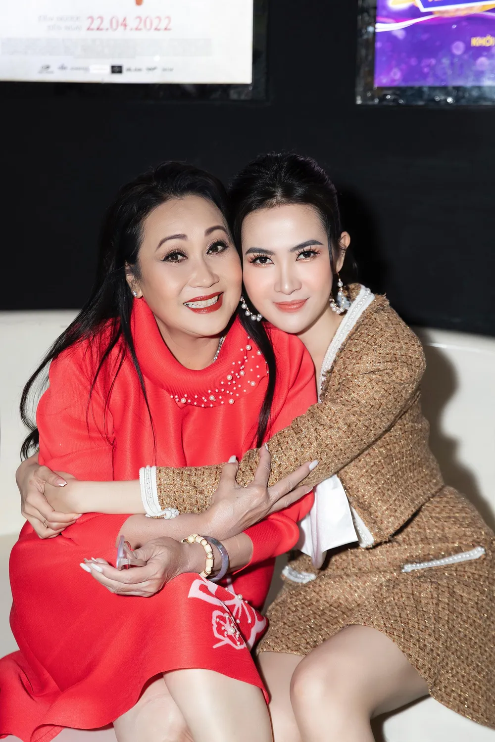 Mơ Phan thân thiết bên diễn viên cải lương Thanh Hằng. Ảnh: BÌNH NGUYÊN Mơ Phan thân thiết bên diễn viên cải lương Thanh Hằng. Ảnh: BÌNH NGUYÊN