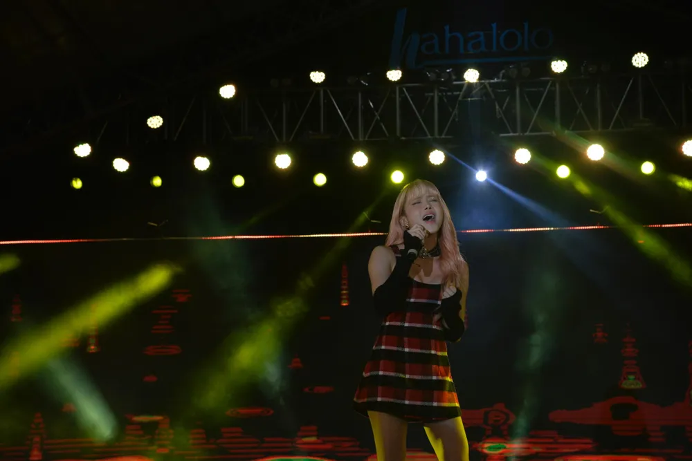 Thiều Bảo Trâm thăng hoa trên sân khấu, khán giả hát cùng cô. Ảnh: NGUYỄN TRÀ