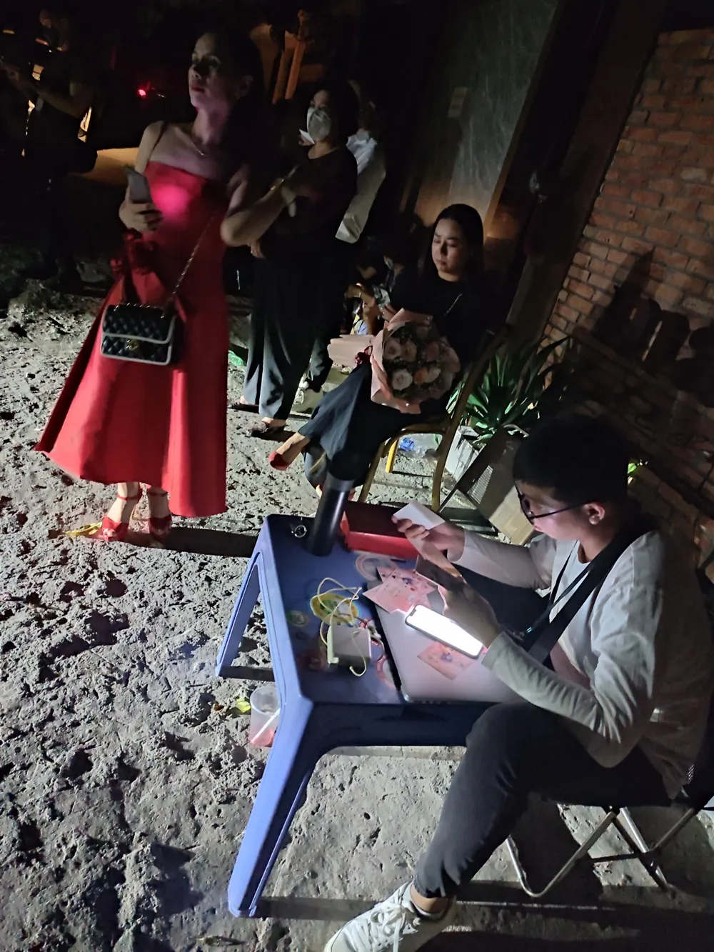 Nữ khán giả phải đợi lúc khá lâu mới tìm được vé. Ảnh: NGUYỄN TRÀ Nữ khán giả phải đợi lúc khá lâu mới tìm được vé. Ảnh: NGUYỄN TRÀ