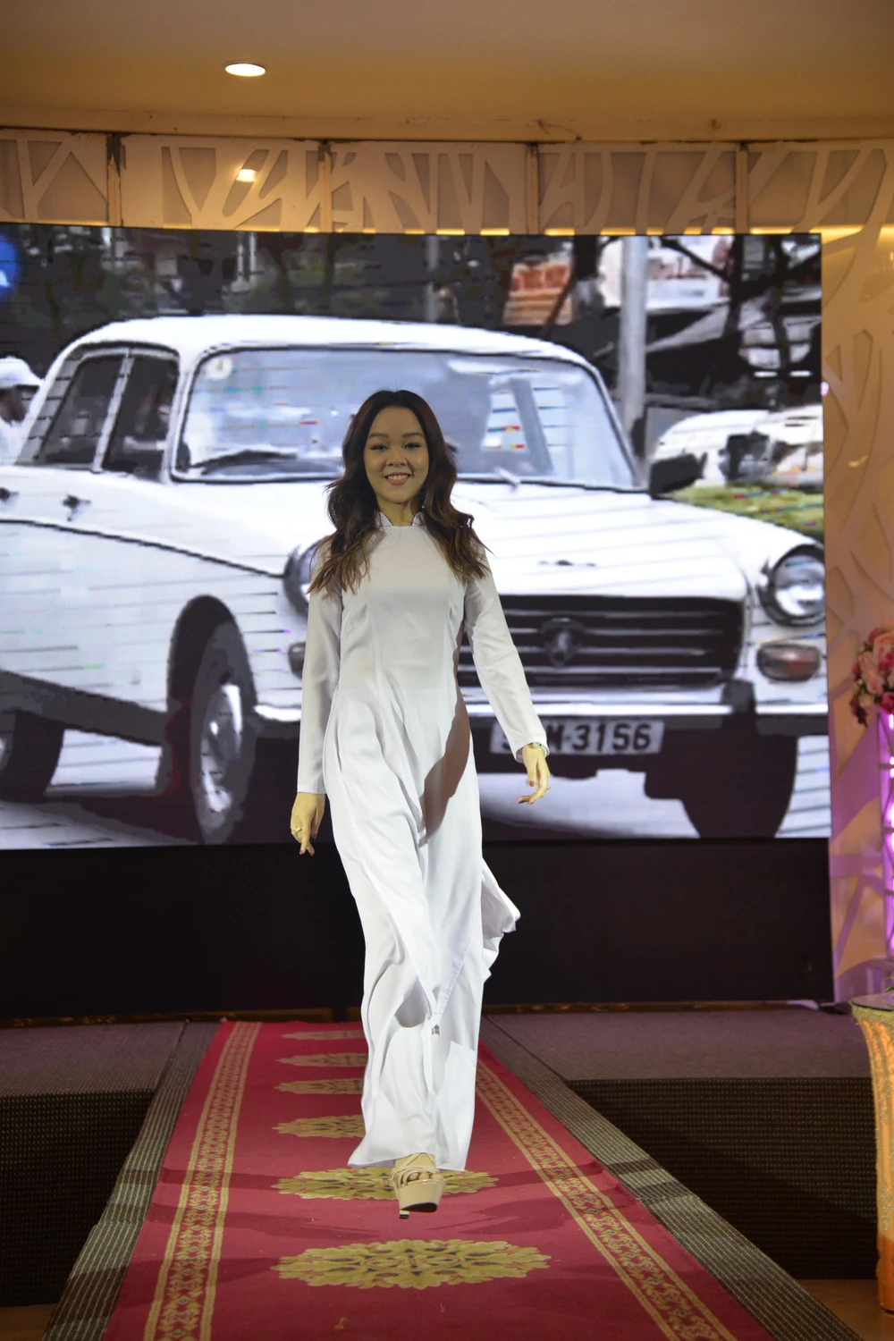 Á hậu 1 Miss Teen International Vietnam 2021 Vân Anh đến chúc mừng Như Quỳnh. Ảnh: NGUYỄN TRÀ