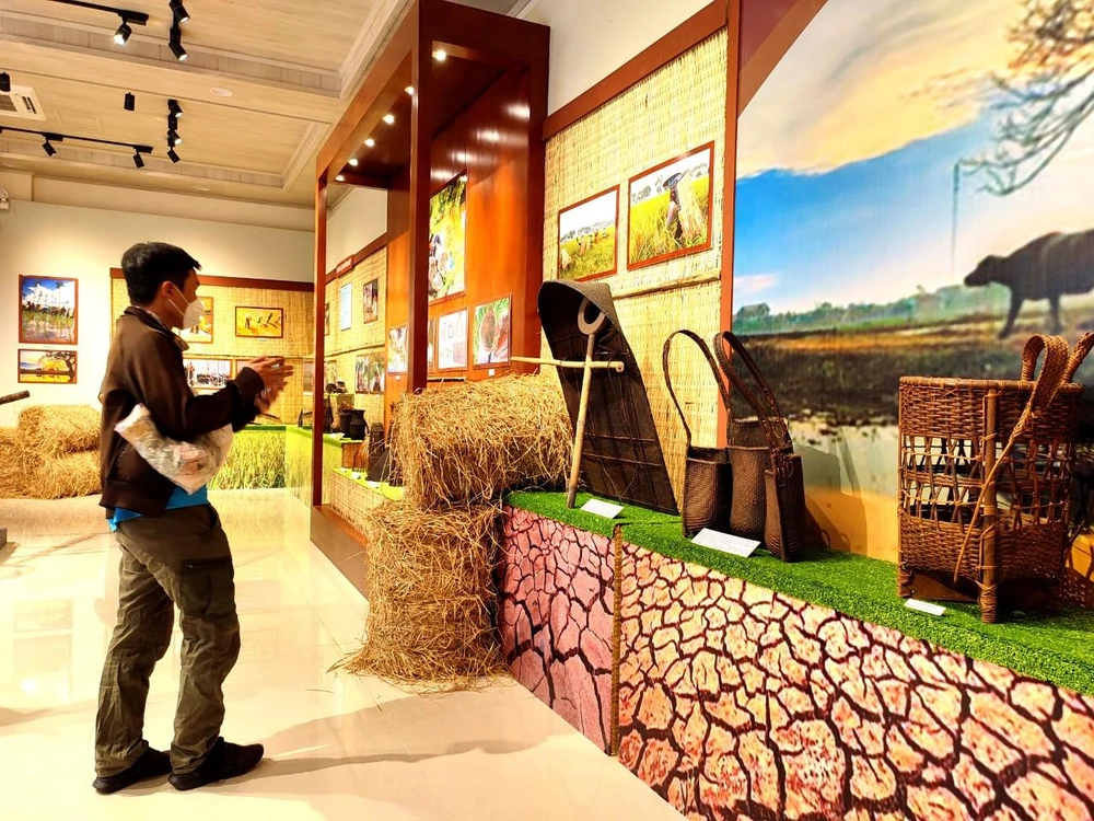 Chiếc áo mưa đặc biệt thu hút người dân đứng lại chụp hình. Ảnh: NGUYỄN TRÀ