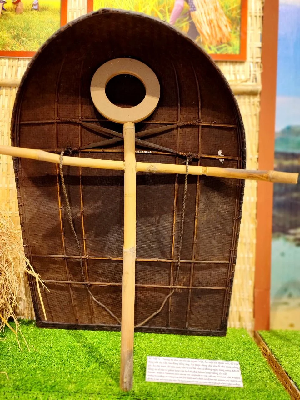 Cận cảnh chiếc áo mưa xưa. Ảnh: NGUYỄN TRÀ