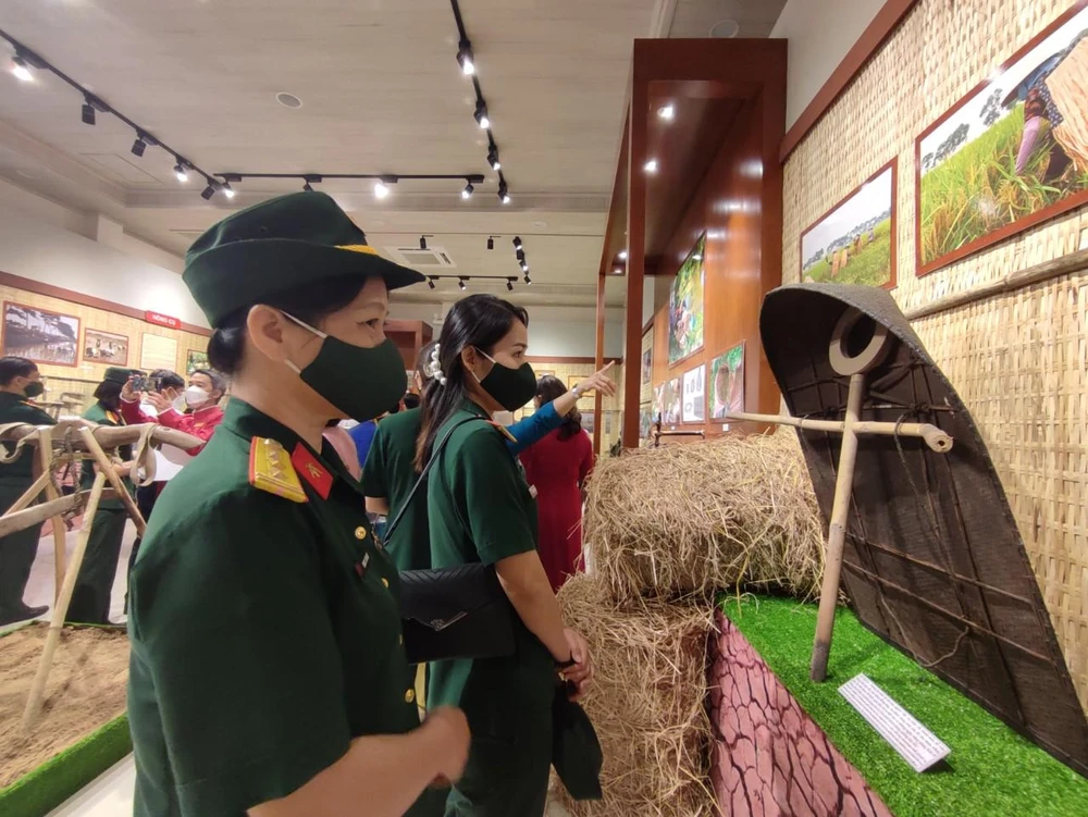 Nhiều người dừng lại chiêm ngưỡng chiếc áo mưa xưa với khả năng sử dụng gần 20 năm không hỏng. Ảnh: NGUYỄN TRÀ