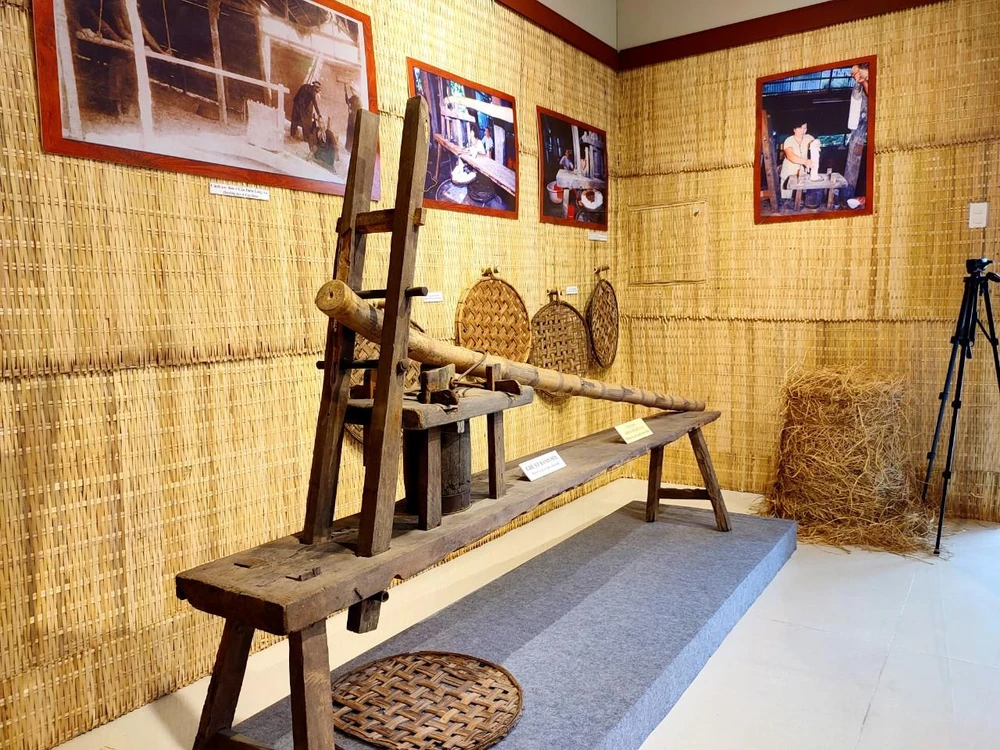 Ghế ép bánh hỏi. Ảnh: NGUYỄN TRÀ