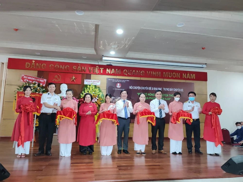 Khai mạc trưng bày chuyên đề “Một số nông cụ truyền thống của phụ nữ miền Nam” và triển lãm ảnh “Nụ cười Việt Nam” sáng 29-4. Ảnh: NGUYỄN TRÀ