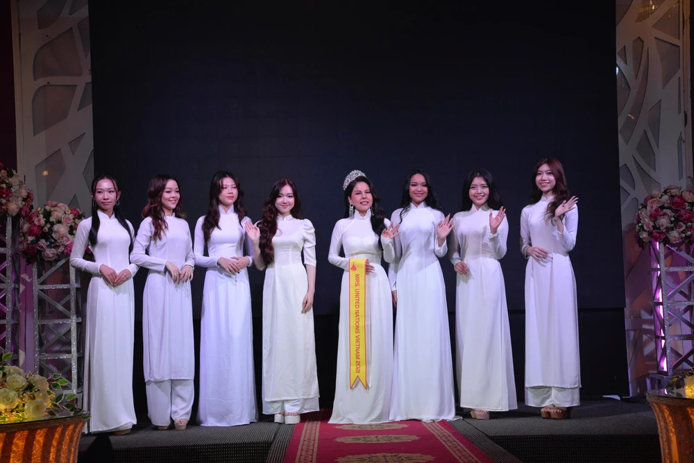 Bà Như Quỳnh và các người đẹp Miss Teen International Vietnam 2021. Ảnh: NGUYỄN TRÀ