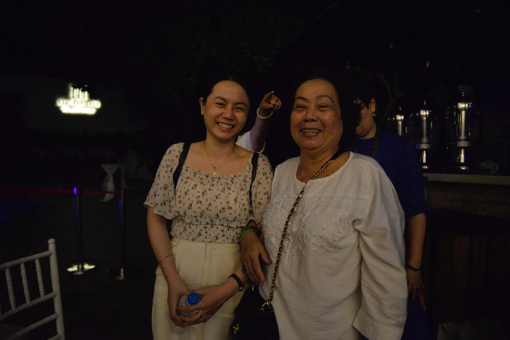 "Cô đi từ 11h trưa tới đây là 6h chiều. Hai mẹ con lên đây xem Phi Nhung - Mạnh Quỳnh nè. Giờ đón xe về quê. Thôi cô về đã nghe"