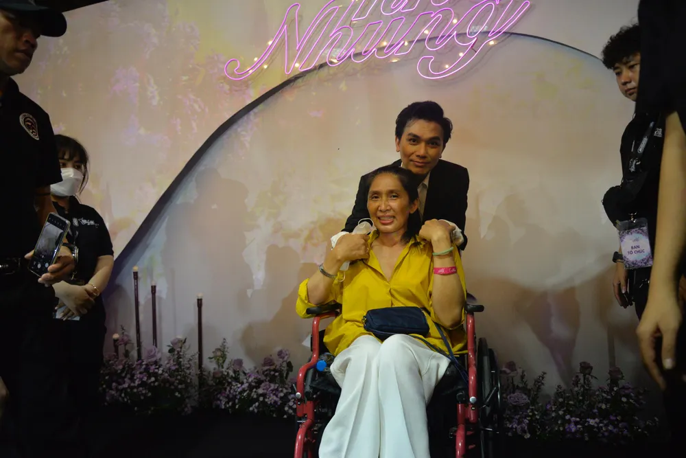 Nữ khán giả ở lại tới hơn 12h đêm trong đêm nhạc &apos;Nhớ Nhung&apos; của Mạnh Quỳnh