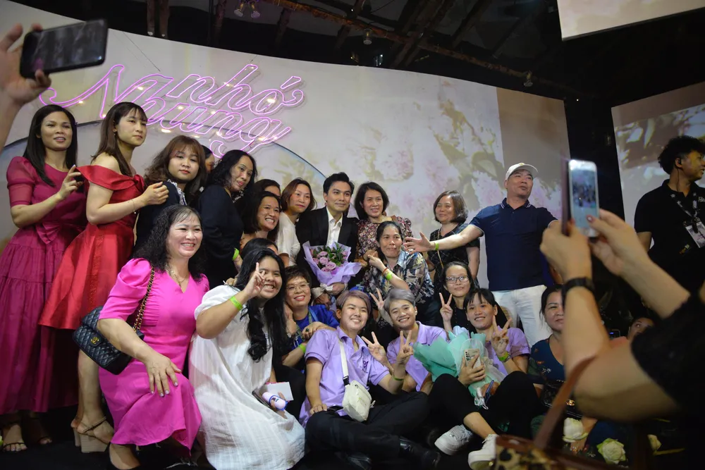 Khán giả ở lại cùng Phi Nhung - Mạnh Quỳnh dù mất điện, trời nóng, sân khấu ngoài trời, không có máy lạnh, và kết thúc rất muộn