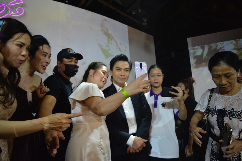 Các khán giả đều hi vọng lưu lại một tấm hình kỉ niệm cùng ca sĩ Mạnh Quỳnh