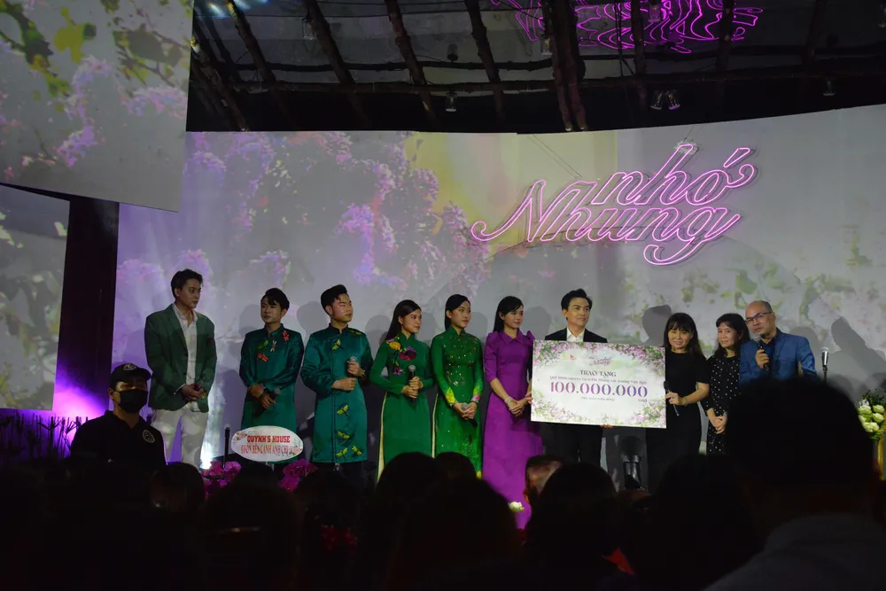 Cuối chương trình, ban tổ chức trao 100 triệu đồng cho Mạnh Quỳnh để góp vào quỹ xây trường dạy tiếng Việt ở tịnh xá Giác An (Mỹ) theo tâm nguyện của Phi Nhung thuở sinh thời. Theo BTC, số tiền này chính là những tấm vé khán giả đã yêu mến gửi tặng.