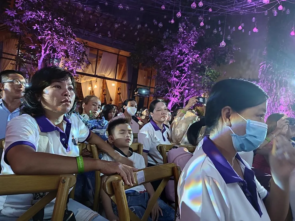 “Nhớ quá người ơi đường chiều chung bước. Dệt bao mộng mơ suốt tuổi xuân thời. Ngọt ngào ấm áp lời ca. Tình mình dệt gấm thêu hoa. Bao kỷ niệm vẫn chưa phai nhoà. Em ơi! Giờ đây em ở nơi đâu?...".